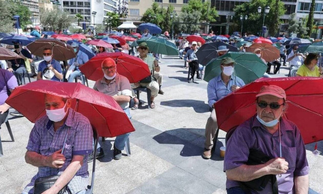 Συντάξεις: Ποιοι κατοχυρώνουν δικαίωμα στα 60 έτη - Αναλυτικός οδηγός και πίνακες