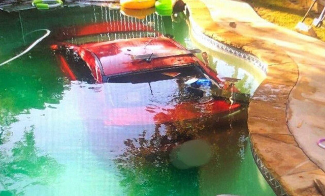 Mέθυσε και έπεσε με το αυτοκίνητό του στην… πισίνα!