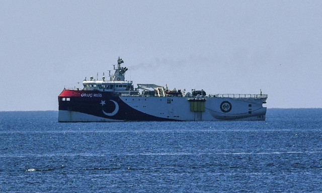 Φωτογραφία - ντοκουμέντο: Το Oruc Reis με απλωμένα καλώδια και τα τουρκικά πολεμικά 