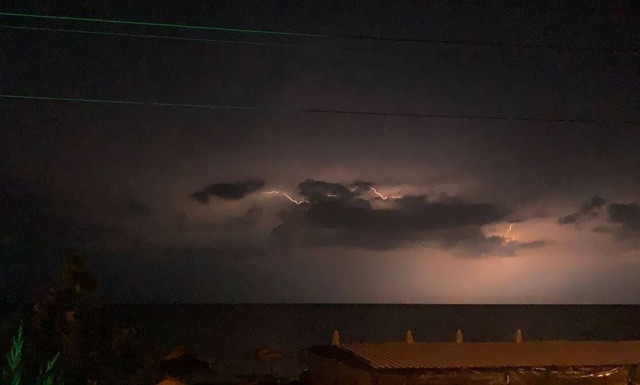 Πλημμύρες στη Θάσο με διάσωση 4 ανθρώπων - Συγκλονιστικές εικόνες 