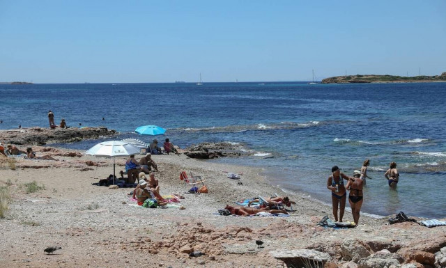 Καιρός: Ηλιοφάνεια, ζέστη και ενισχυμένο μελτέμι στα πελάγη