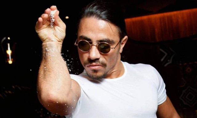 Στη Μύκονο ο Τούρκος κρεοπώλης και σεφ Νουσρέτ Γκιοκτσέ - Φοράει μάσκα και κάνει βόλτες 