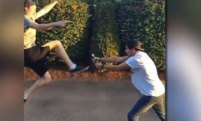 Βίντεο: Ανοίγει μπύρες με μία και μόνο… κλωτσιά!