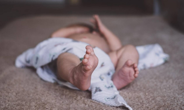 Γιατί ιδρώνει ένα παιδί στον ύπνο του;