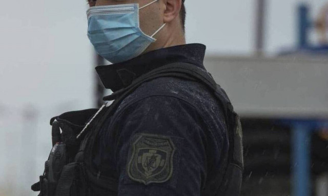 Κορονοϊός - Συναγερμός στην ΕΛ.ΑΣ.: Θετικοί επτά αστυνομικοί που γύρισαν από Τήνο