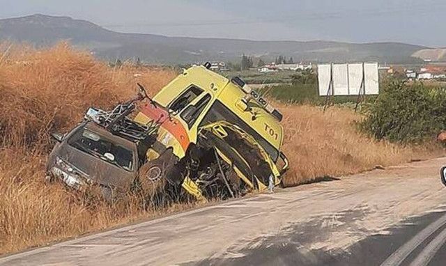 Χαλκιδική: «Διαλύθηκε» ασθενοφόρο του ΕΚΑΒ σε φοβερό τροχαίο