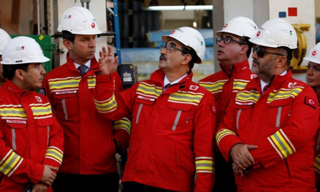 Τουρκία: Η οικονομία καταρρέει και το καθεστώς Ερντογάν τάζει χρήμα στους πολίτες από τα κοιτάσματα