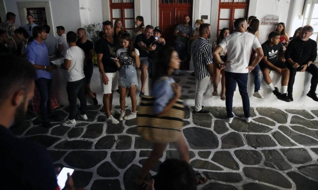 Κορονοϊός - Μύκονος: Αγώνας δρόμου για τον εντοπισμό των 400 καλεσμένων του πάρτι-«βόμβα»