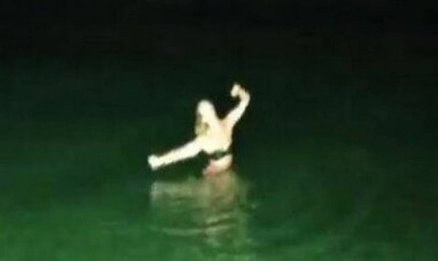 Κορονοϊός- Καβάλα: Ζεϊμπέκικο μέσα στη θάλασσα λόγω μέτρων (vid) 