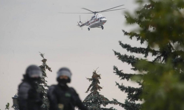 Λευκορωσία: Ο Λουκασένκο με αλεξίσφαιρο και Καλάσνικοφ πάνω από διαδήλωση 