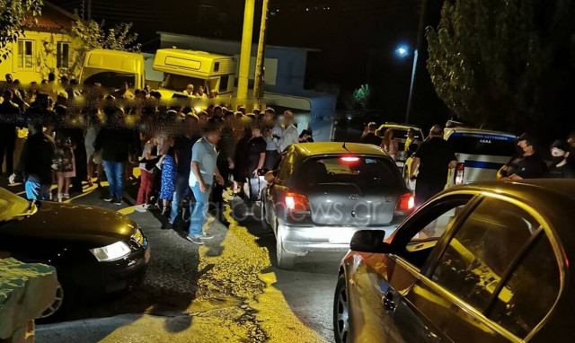 Κρήτη: Με τους αστυνομικούς από δίπλα, γλέντι σε γαμο-βάφτιση στα Χανιά - Χόρευαν στο δρόμο (pics)