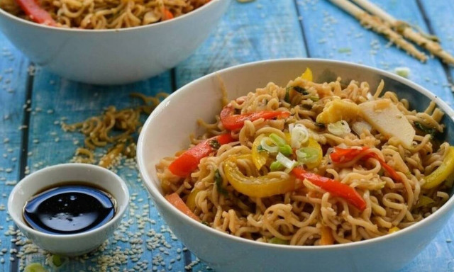 Noodles με γαρίδες και μπρόκολο από τον Άκη Πετρετζίκη!