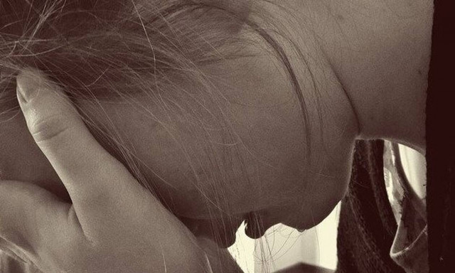 Γαλλία: Ξυλοκόπησαν και κούρεψαν έφηβη επειδή ήθελε να παντρευτεί Σέρβο