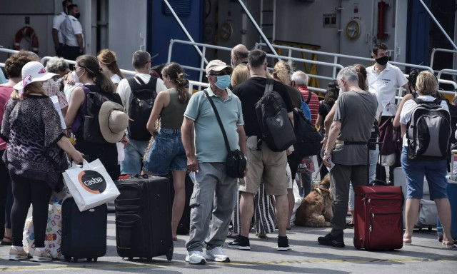 Κορονοϊός: «Πονοκέφαλος» η αύξηση στα κρούσματα και η επιστροφή των αδειούχων