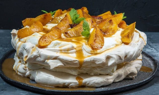 Πάβλοβα με ροδάκινα από τον Άκη Πετρετζίκη