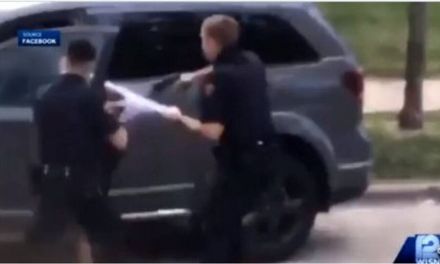 ΗΠΑ: Αστυνομικός πυροβόλησε πισώπλατα Αφροαμερικανό μπροστά στα παιδιά του (vids)