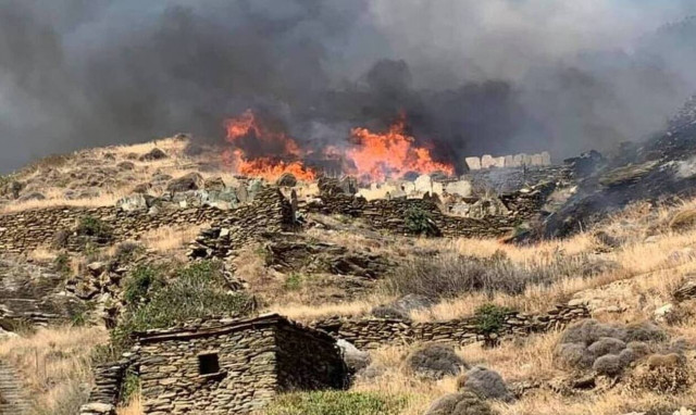 Fire breaks out in Andros