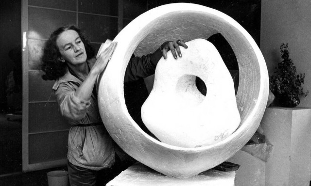 Η Google τιμά την γλύπτρια Μπάρμπαρα Χέπγουορθ με το σημερινό Doodle