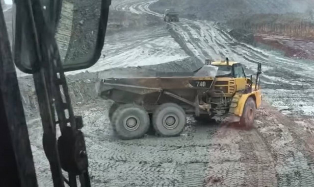 Φοβερός οδηγός ντριφτάρει φορτηγό ορυχείου 40 τόνων!