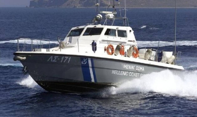 Κρήτη: Δραματική διάσωση άνδρα στη θάλασσα -  Το κάνο του έβαζε νερά (vid)