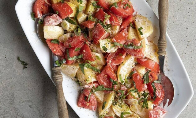 Πατατοσαλατα με ντομάτες από τον Άκη Πετρετζίκη!