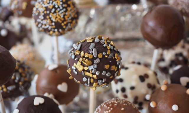 Πανεύκολα σοκολατάκια με τέσσερα μόνο υλικά (vid) 