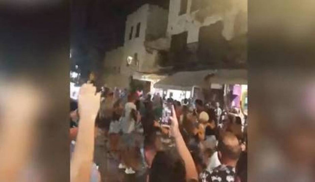 Κορονοϊός: Από την 1η μέρα «έσπασαν» τα περιοριστικά μέτρα στα Χανιά - Χόρευαν στους δρόμους