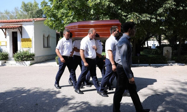 Γιάννης Πουλόπουλος: «Ράγισαν καρδιές» στο τελευταίο «αντίο» στον σπουδαίο τραγουδιστή 