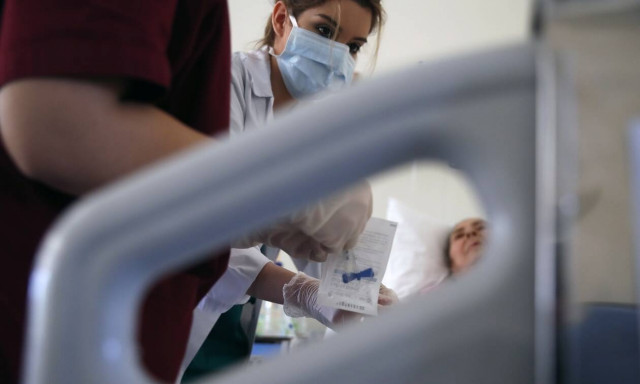 Κορονοϊός: Στους 246 οι νεκροί - Κατέληξε 90χρονη στο «Παπανικολάου»