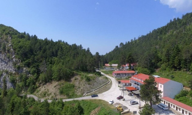 Ο Αμάραντος και το φυσικό «χαμάμ» στα 1.260 μέτρα