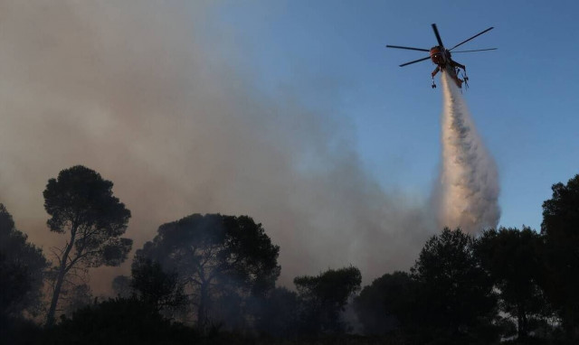 Φωτιά στη λεωφόρο Σχιστού στο Πέραμα