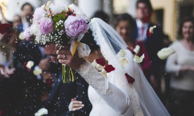 Χαμός σε γάμο: Γαμπρός μιλάει για το δύσκολο 2020 και αμέσως συμβαίνει κάτι τρομακτικό (pics - vid)