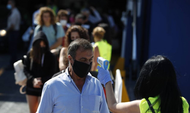 Κορονοϊός: Τα αυξημένα κρούσματα φέρνουν νέα μέτρα – Μάσκες και σε εξωτερικούς χώρους