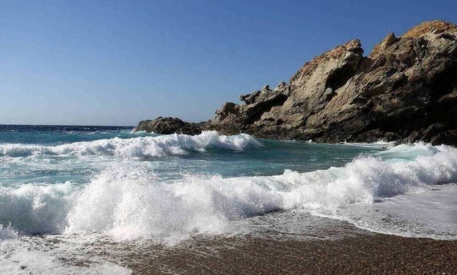 Χανιά: Κολυμπούσαν και ξαφνικά η θάλασσα έγινε... πράσινη (pics - vid) 