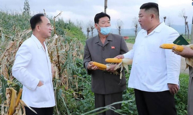 Κιμ Γιονγκ Ουν: Ζει και βασιλεύει και μαζεύει... καλαμπόκια! (pics)