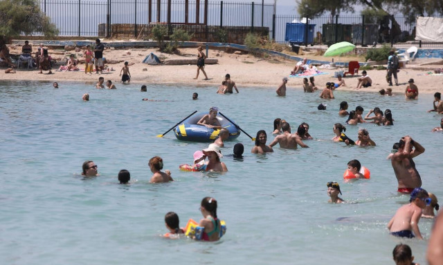 Καιρός: Νέο κύμα καύσωνα τα επόμενα 24ωρα - Πότε πέφτει η θερμοκρασία