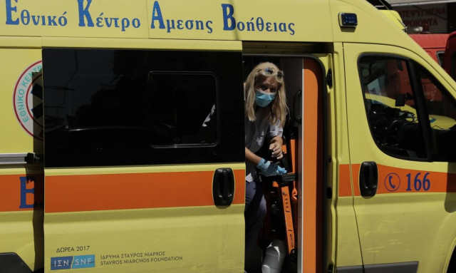 Κορονοϊός: Έτσι ταξίδεψε στη Σαντορίνη η 24χρονη που ήταν θετική - Τι λέει η μητέρα της