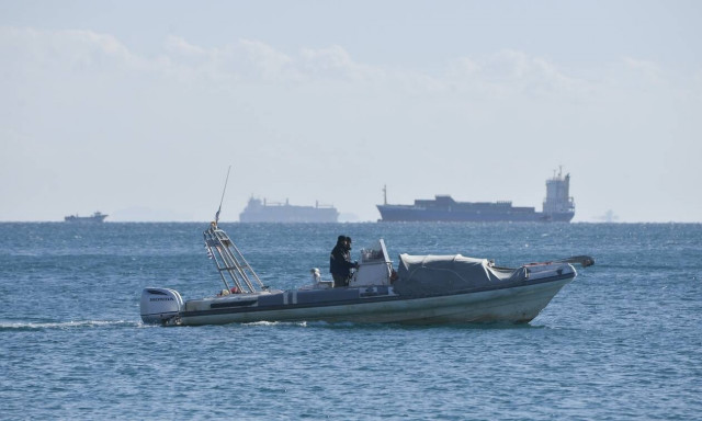Στο λιμάνι της Ρόδου ρυμουλκείται το σκάφος με τους 50 μετανάστες