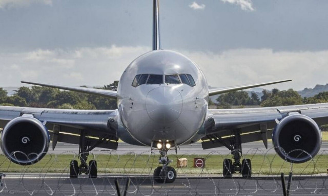 Κορονοϊός: Χαμός σε πτήση - Έσυραν έξω επιβάτη που ήταν θετικός στον ιό (Pics)