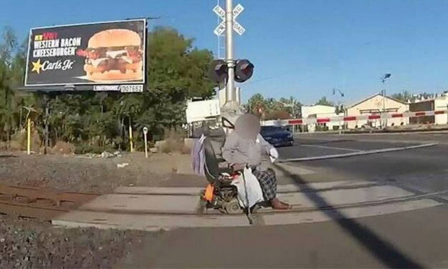 Στέκεται στις ράγες του τρένου και τελευταία στιγμή συμβαίνει το… αναπάντεχο! 