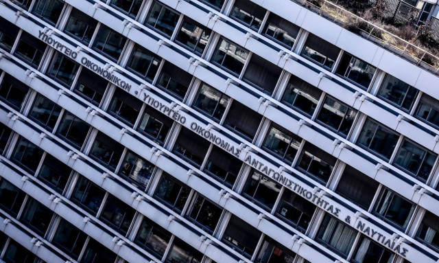 «Ομπρέλα» πολλαπλών μέτρων για να βγει ο χειμώνας δρομολογεί η κυβέρνηση  