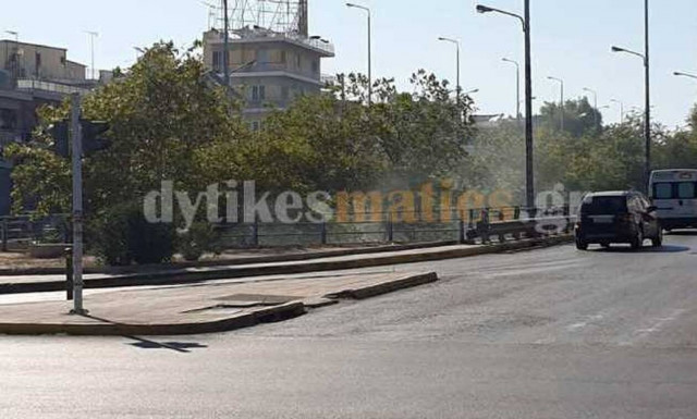 Πυρκαγιά στη συμβολή των λεωφόρων Αθηνών και Θηβών – Διακόπηκε η κυκλοφορία 