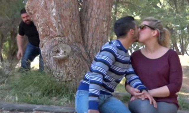 Όταν ο Κρητικός πατέρας «τσακώνει» την κόρη του με το αμόρε της! (vid)