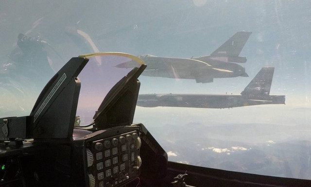 Εντυπωσιακές εικόνες: Αμερικανικό βομβαρδιστικό Β-52 πάνω από την Ελλάδα - Μαζί του ελληνικά F-16