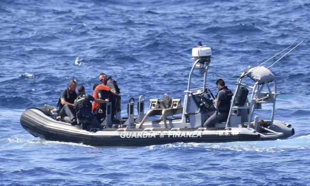 Η ιταλική ακτοφυλακή μετέφερε στην ξηρά μέρος των προσφύγων που διέσωσε το πλοίο του Bansky