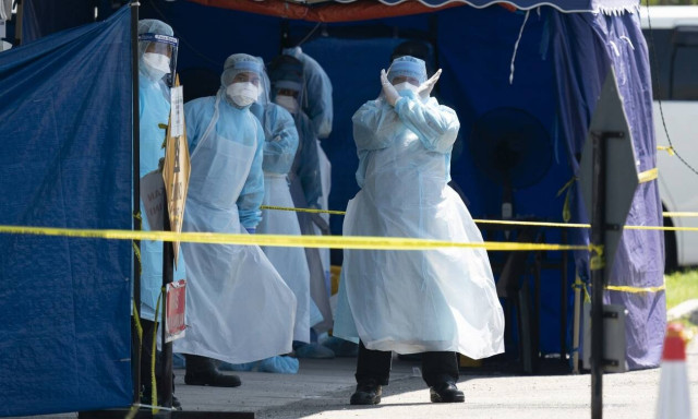 «Καλπάζει» ο κορονοϊός: Κοντά στο απόλυτο ρεκόρ νέων κρουσμάτων η Γαλλία 