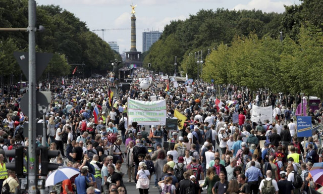 Κορονοϊός: Η Αστυνομία διέλυσε την πορεία των συνωμοσιολόγων ενάντια στην πανδημία