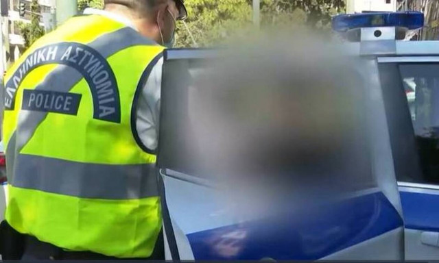 Κορονοϊός: Καρέ-καρέ η σύλληψη 17χρονου που αρνήθηκε να φορέσει μάσκα σε λεωφορείο 