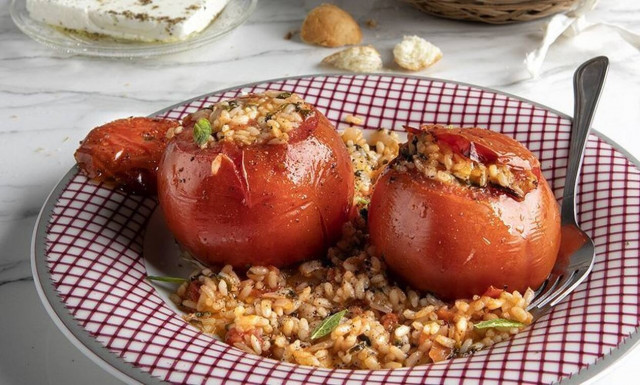 Ντομάτες γεμιστές από τον Άκη Πετρετζίκη!