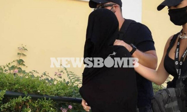 Επίθεση με βιτριόλι: Ραγδαίες εξελίξεις! Ίχνη του καυστικού υγρού στην καπαρντίνα της 35χρονης